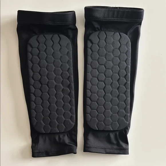 Kids shin defender soccer shin guards. Only tried on. Size medium. - Picture 1 of 5